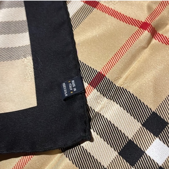 Burberry 💯 silk like new - Picture 7 of 7